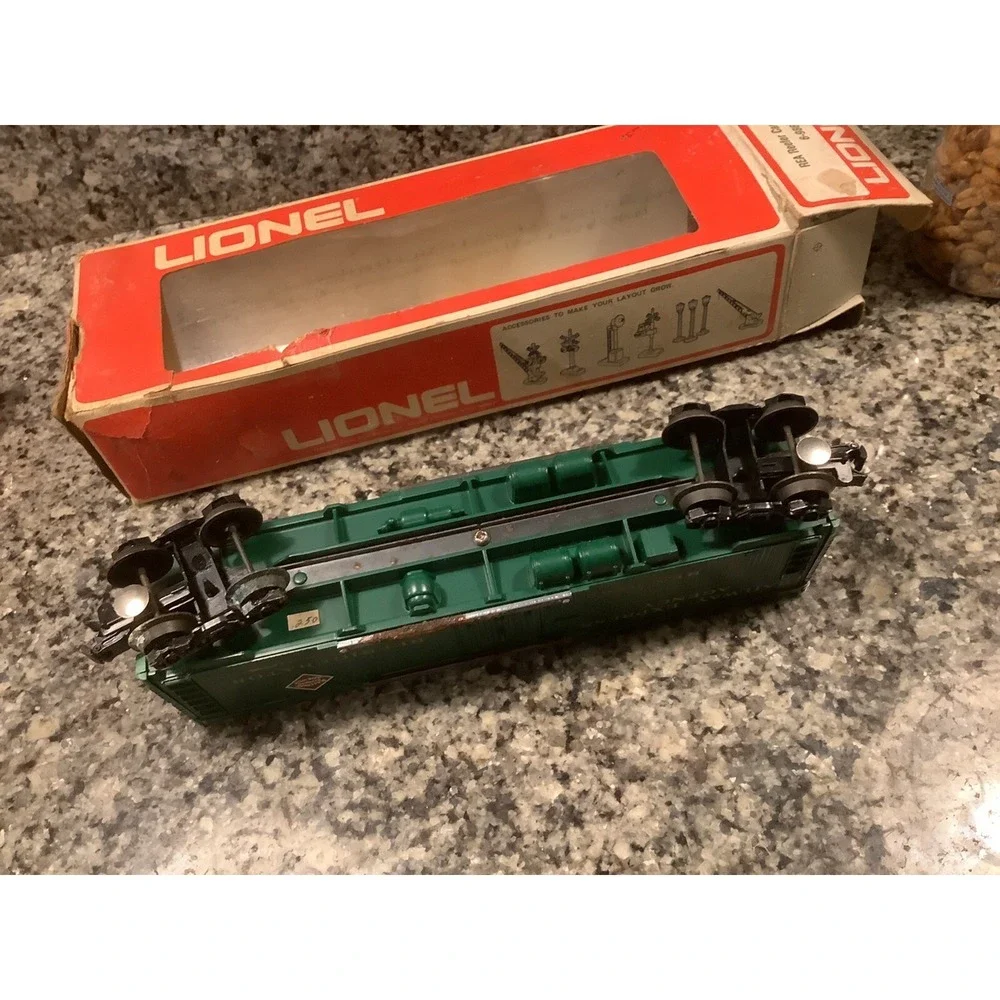 Lionel 6-9863 REA Reefer Car has some wear